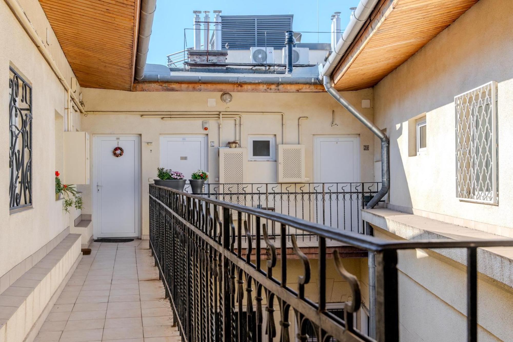Cozy Flat In The Heart Of Buda Budapest Exterior foto